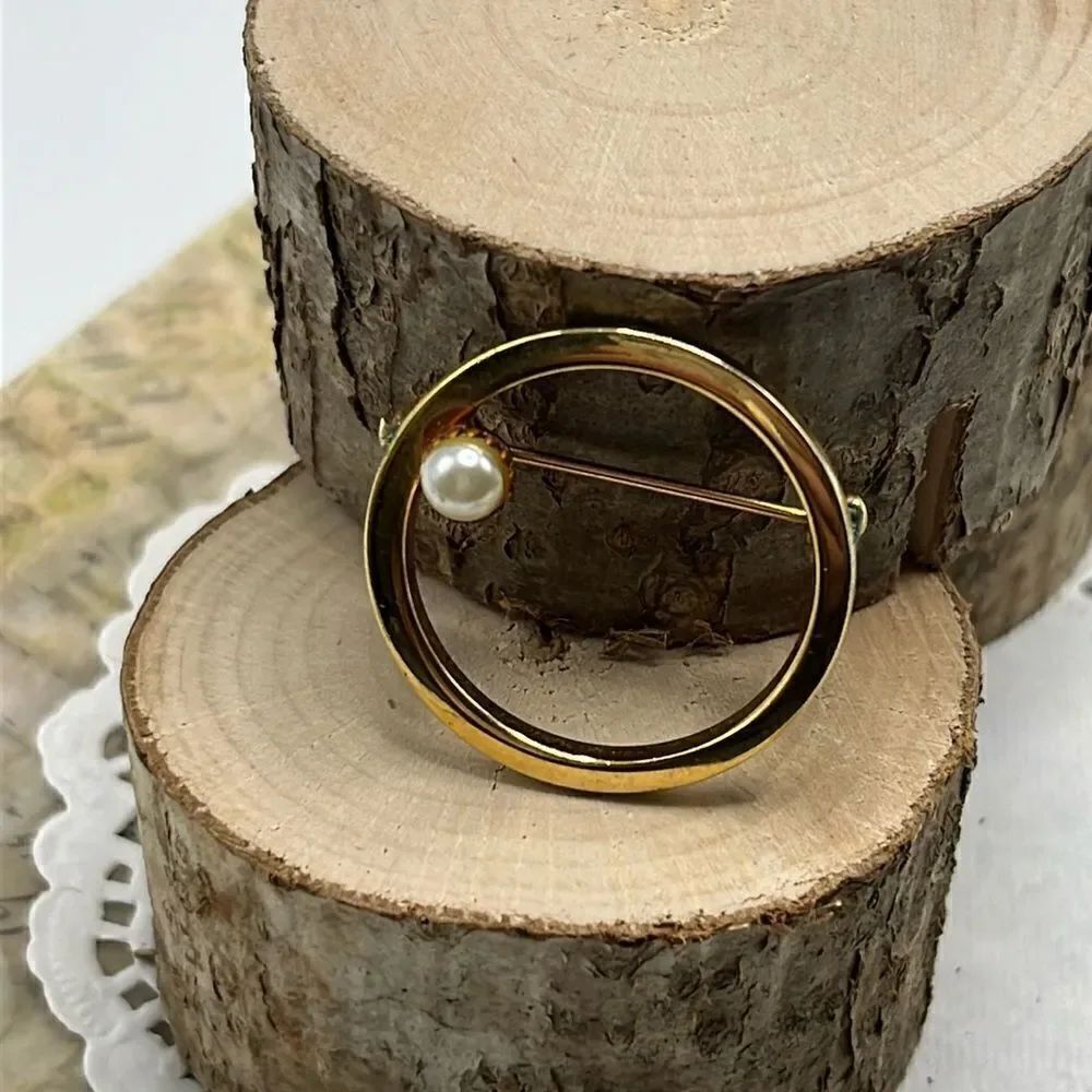 Vintage Gold-tone Circular Brooch with a Single Faux Pearl Accent